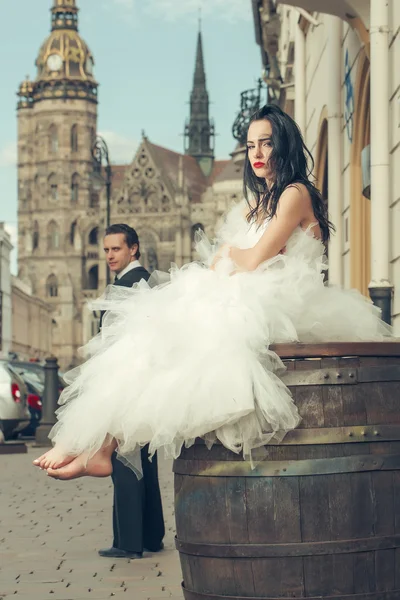 Hochzeitspaar auf Holzfass in der Nähe der Burg — Stockfoto