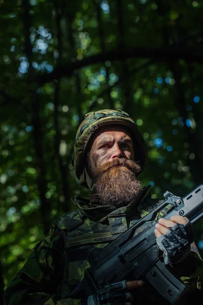 Joven soldado con arma — Foto de Stock