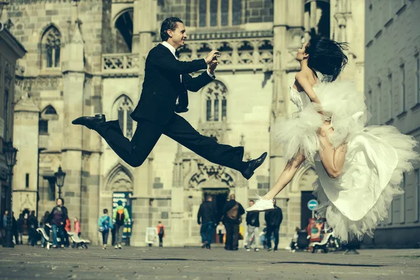 Matrimonio felice coppia salto vicino al castello — Foto Stock