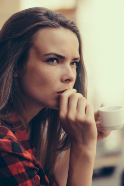 güzel kız içecekler kahve