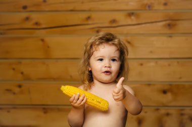 sarı mısır yeme komik küçük çocuk çocuk