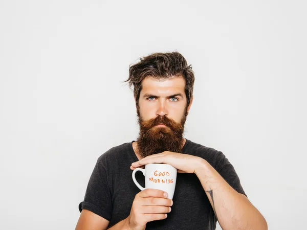 Barbudo hombre serio con taza de café o té —  Fotos de Stock