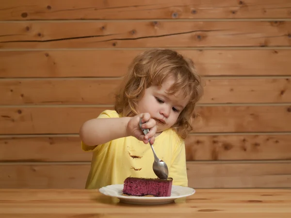 Jongetje eet cake van het fruit — Stockfoto