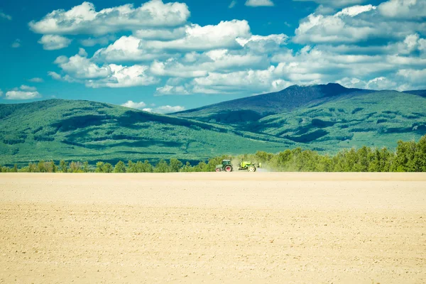 Granja tractores en el campo — Foto de Stock