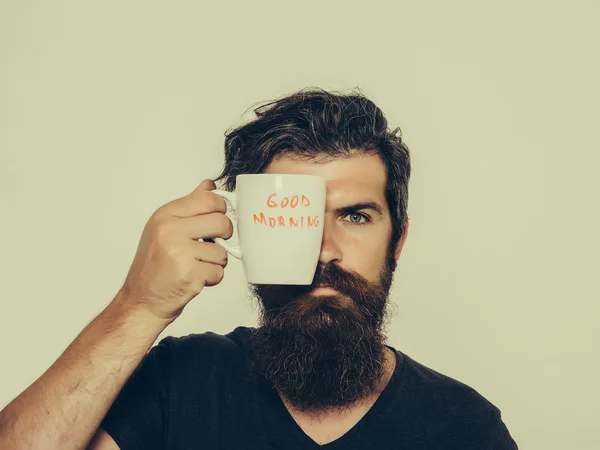 Barbudo hombre serio con taza de café o té —  Fotos de Stock