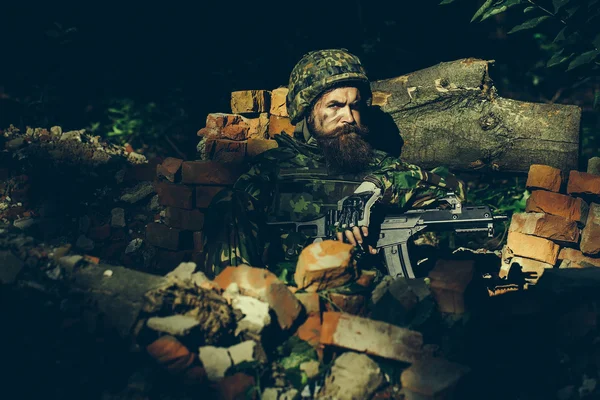 Jovem soldado com arma — Fotografia de Stock