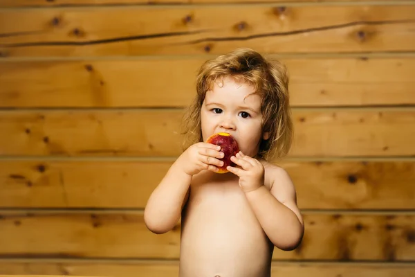 赤いネクタリンを食べるかわいい小さな男の子 — ストック写真