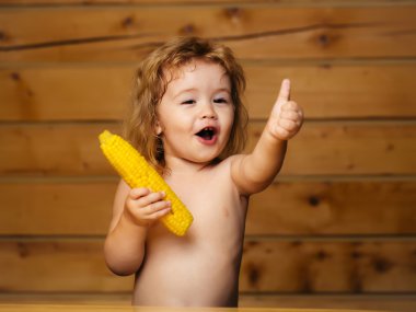 sarı mısır yeme komik küçük çocuk çocuk