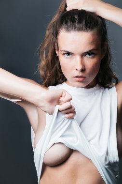 Beyaz shihrt seksi genç kız