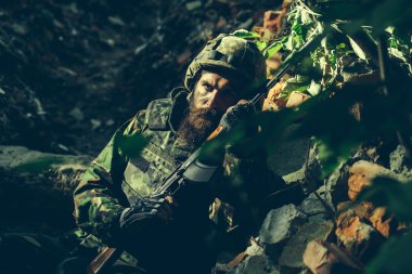 silahı olan genç asker