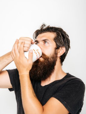 kahve veya çay ile ciddi adam sakallı