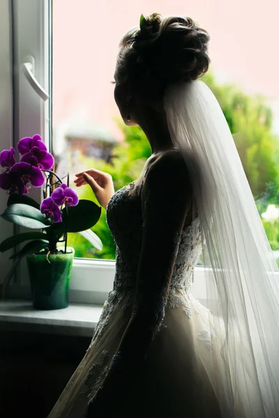 Menina noiva bonita com buquê de flores — Fotografia de Stock