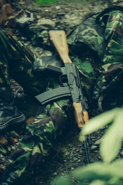 Ölü asker gövdesi