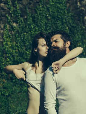 yeşil yaprakları yakınındaki seksi genç Çift