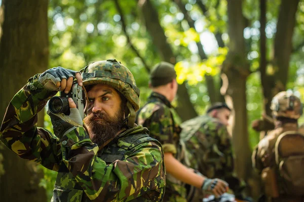 Soldado con cámara en el bosque — Foto de Stock