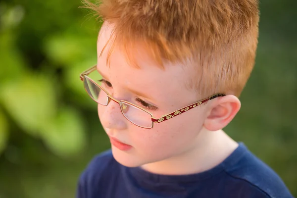 Jongetje in brillen — Stockfoto