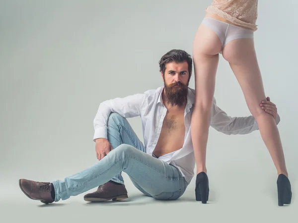 Bebaarde man met vrouwelijke benen en billen — Stockfoto