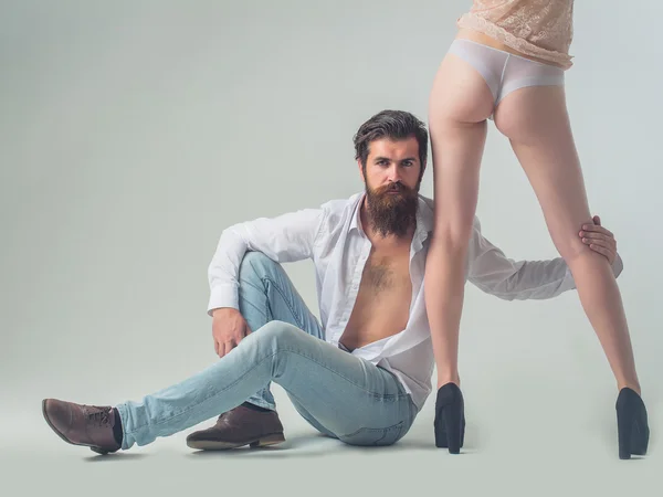 Homme barbu avec des jambes et des fesses féminines — Photo