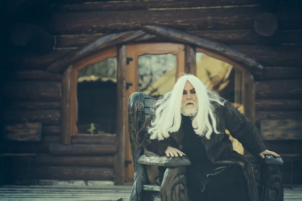 Vieux sorcier dans une chaise en bois — Photo