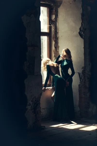 Csinos nőket, zöld ruhák, ablak közelében — Stock Fotó