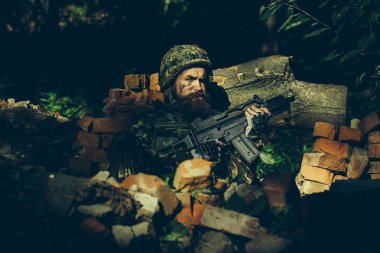 silahı olan genç asker