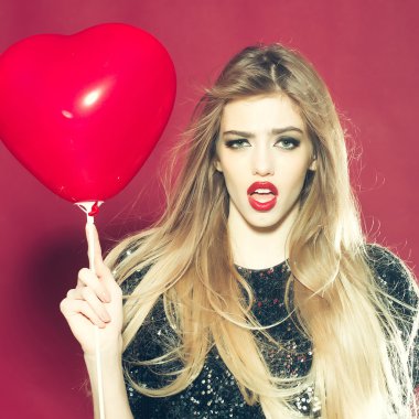 Seksi kadınla duygusal: balon