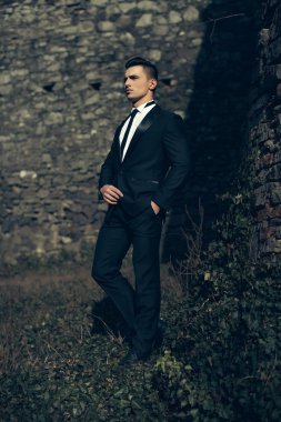 genç adam pozlar açık