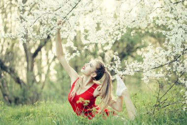 Çiçeği güzel kız