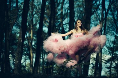 Ormanda dans seksi kız