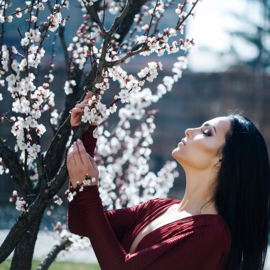 Bahar çiçeği kadınla