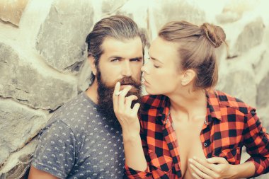 Taşlı duvar arka plan üzerinde çift yasaktır