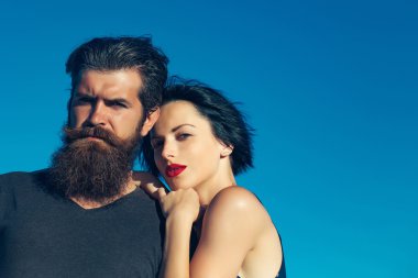 Mavi gökyüzünde genç bir çift