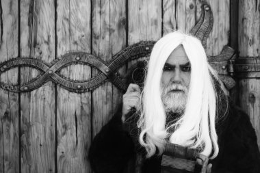 sakallı adam ahşap kupa ile