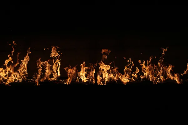 Flammande eld på svart — Stockfoto