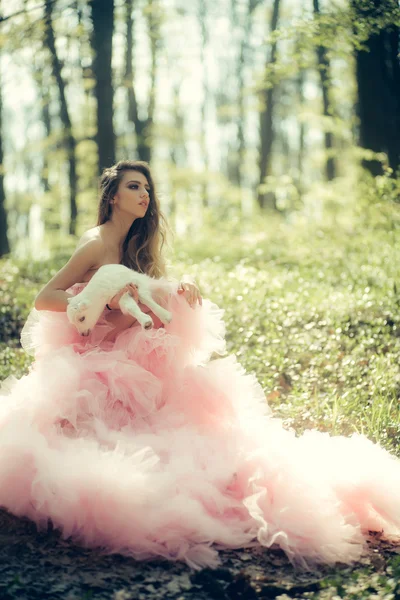 Glamour-Frau mit Ziege im Wald — Stockfoto