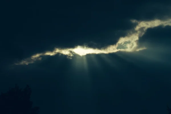 El sol brilla a través de nubes — Foto de Stock