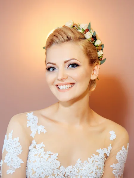 Sorrindo muito sexy menina noiva loira — Fotografia de Stock