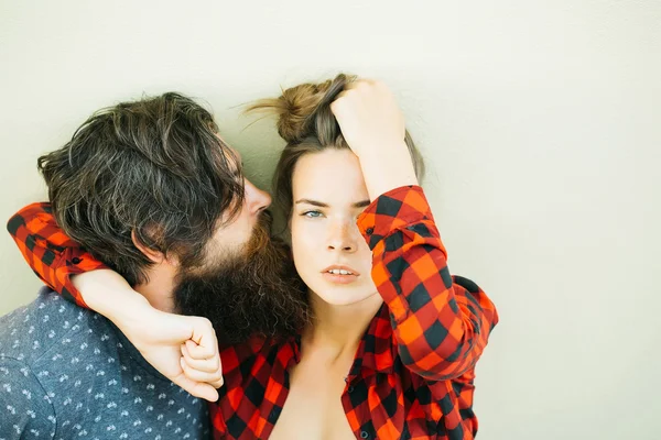 Pareja joven al aire libre sobre fondo gris — Foto de Stock