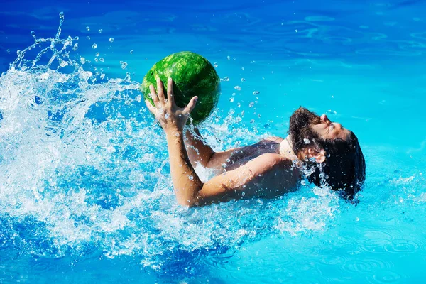 Homme avec pastèque dans la piscine — Photo