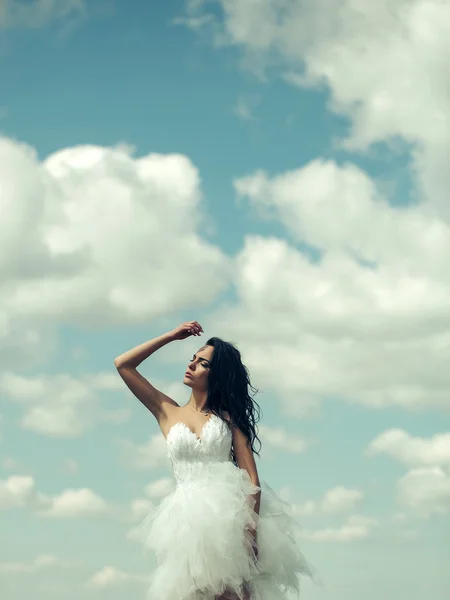 Bonita chica de la boda en el cielo azul —  Fotos de Stock