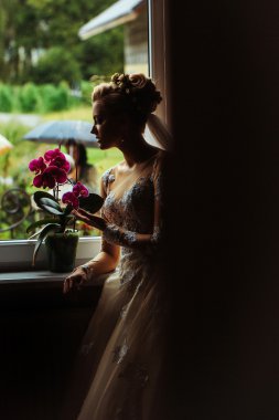 güzel gelin kız çiçek buketi ile