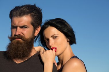 Mavi gökyüzünde genç bir çift