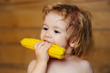 sarı mısır yeme komik küçük çocuk çocuk