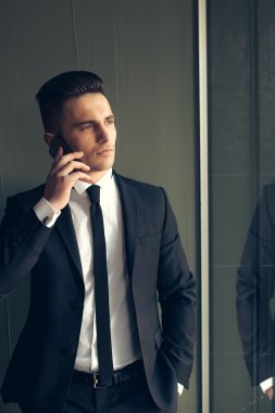 Adam görüşmeler üstünde hareket eden telefon