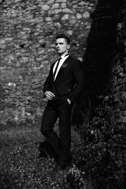 Yakışıklı adam pozlar açık