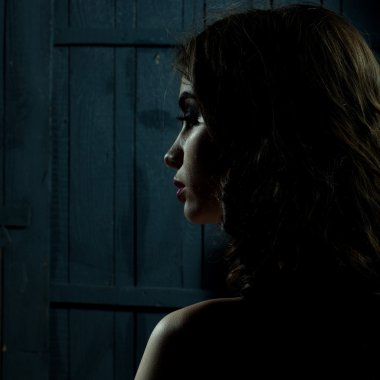 ağlayan genç kadın