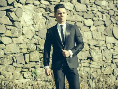 Genç adam takım elbise giyiyor