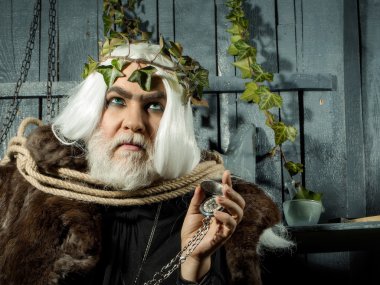 Zeus ile ip ve madalyon