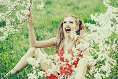 Çiçeği güzel kız