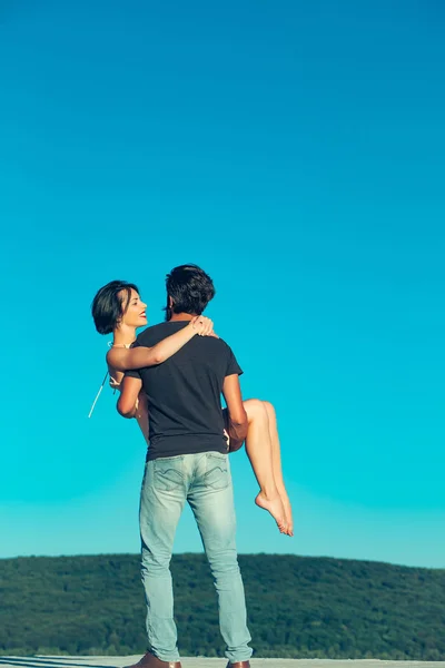 Ungt par på blå himmel — Stockfoto